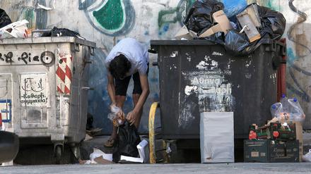 Nach Essbarem suchen: Viele Griechen leben mittlerweile in Armut.