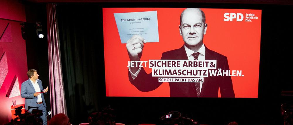 Mahnung an die Briefwähler: SPD-Kandidat Olaf Scholz erinnert sie auf diesem Plakat daran, "Sichere Arbeit und Klimaschutz" zu wählen.