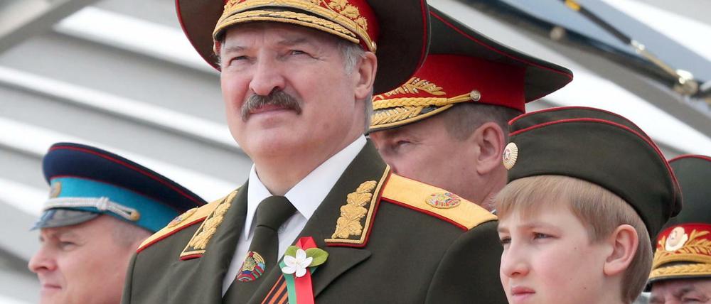 Aleksandr Lukaschenko mit seinem Sohn Nikolai.