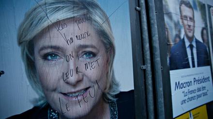 Ein beschmiertes Wahlplakat von Marine Le Pen vor einem Wahllokal in Lille.