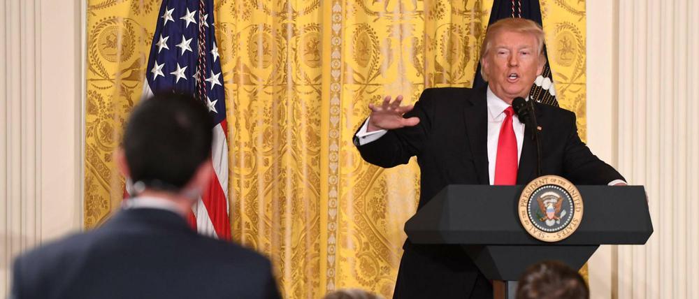 Donald Trump beantwortet die Frage eines Journalisten bei einer Pressekonferenz im Weißen Haus. 