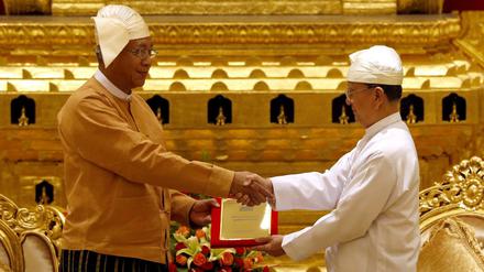 Der neue Präsident von Myanmar, Htin Kyaw (l) und der abdankende Präsident Thein Sein (r) bei der Zeremonie am Mittwoch. 