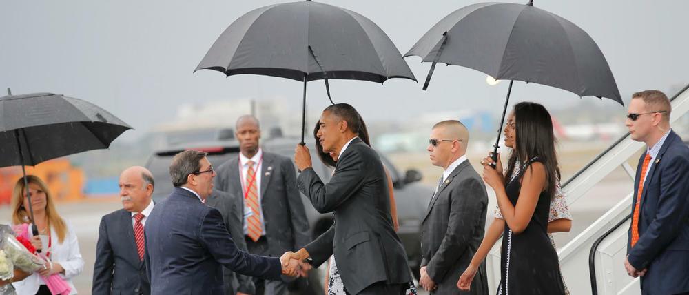 Am Flughafen wurde US-Präsident Barack Obama (Mitte) vom kubanischen Außenminister Bruno Rodriguez begrüßt.