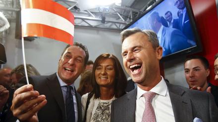 FPÖ-Präsidentschaftskandidat Norbert Hofer (r.) und FPÖ-Parteichef Heinz-Christian Strache (l.) feiern ihren Erfolg im ersten Wahlgang. 