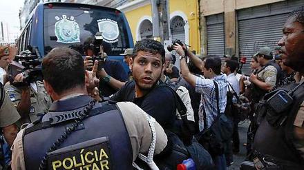 Journalisten demonstrieren in Brasilien für die Pressefreiheit. Die Militärpolizei hat etwas dagegen. 