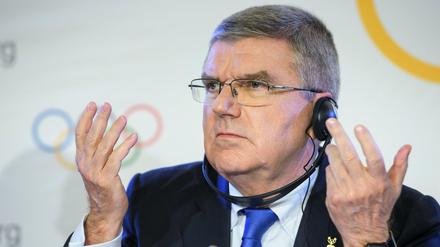 Der Präsident des Internationalen Olympische Komitees, Thomas Bach, begründet die Entscheidung des IOC.