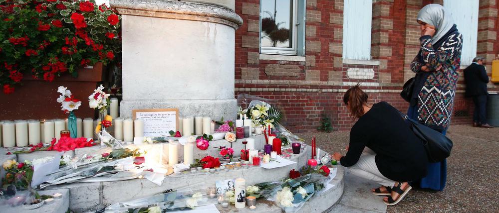Gedenken in Saint-Etienne-du-Rouvray nach dem Anschlag und dem Mord an einem Priester 