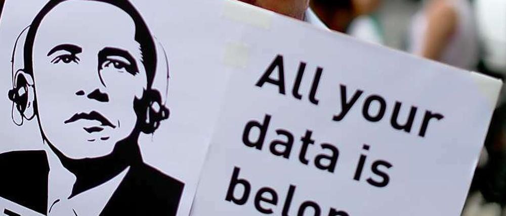 Mit Plakaten protestierten Demonstranten am Dienstag am Checkpoint Charlie in Berlin gegen das US-amerikanische Internetüberwachungsprogram der NSA Prism.