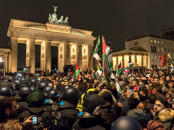 Pro-palästinensische Demonstranten protestieren am Brandenburger Tor vor der Botschaft der USA in Berlin gegen die Entscheidung der USA die Stadt Jerusalem als Hauptstadt Israels anzuerkennen. 