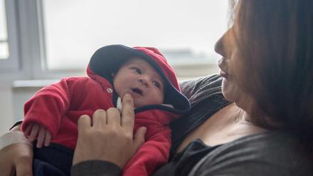 Mutter Makai Tukhy hält ihr Neugeborenes am 10.12.2015 im Klinikum Frankfurt Höchst in Frankfurt am Main (Hessen) im Arm. 