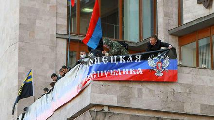 Rund 50 pru-russische Teilnehmer einer Kundgebung im Zentrum der Stadt haben ein Verwaltungsgebäude in Donezk gestürmt. 