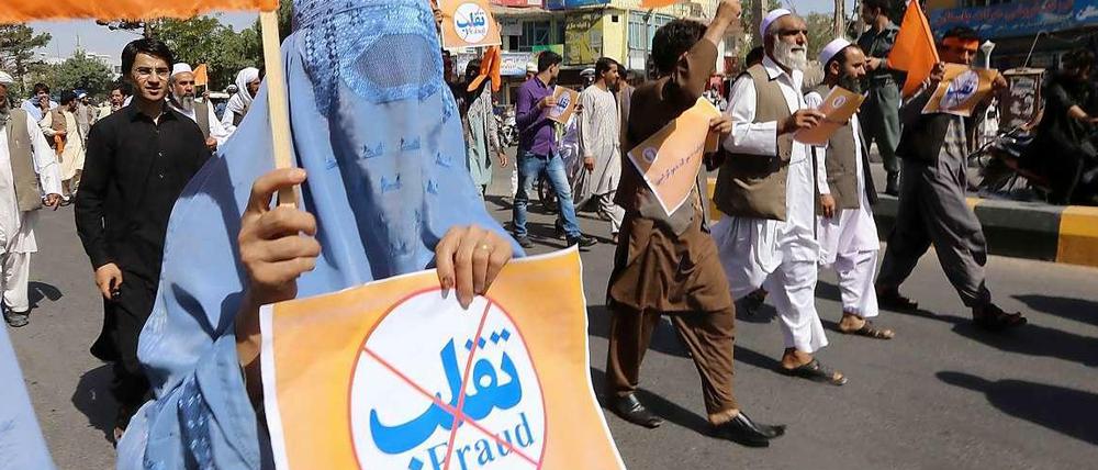 Afghanen protestieren gegen Wahlfälschung.