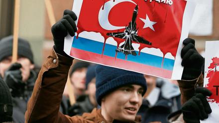 Ein russischer Demonstrant demonstriert gegen den Abschuss eines Kampfflugzeuges durch die Türkei im vergangenen November.