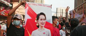 Demonstration für die Freilassung von Aung San Suu Kyi in Yangon (Archivbild vom 6. Februar 2021)