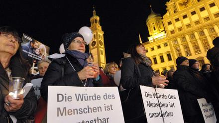 Zahlreiche Demonstranten haben in Augsburg gegen einen dort stattfindenden Neujahrsempfang mit der AfD-Bundesvorsitzenden Petry protestiert.