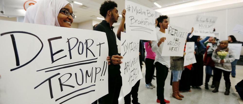 Deportiert Trump! Am Flughafen von Dallas kam es am Wochenende zu spontanen Gegenreaktionen.