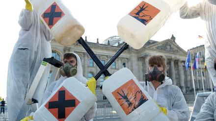 Prinzipielle Erwägungen. Umweltschutz-Aktivisten protestierten vergangene Woche vor dem Bundestag gegen den Einsatz des Pflanzenschutzmittels Glyphosat. 