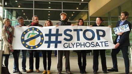 Die Vertreter der europäischen Bürgerinitiative gegen Glyphosat demonstrieren in Brüssel. 