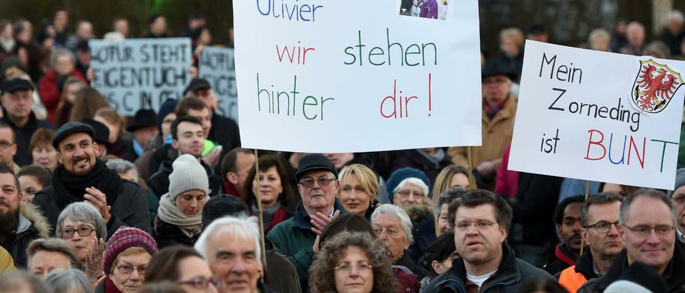 Rund 3000 Menschen nehmen in Zorneding (Bayern) bei einer Kundgebung für den zurückgetretenen Gemeinde-Pfarrer teil.