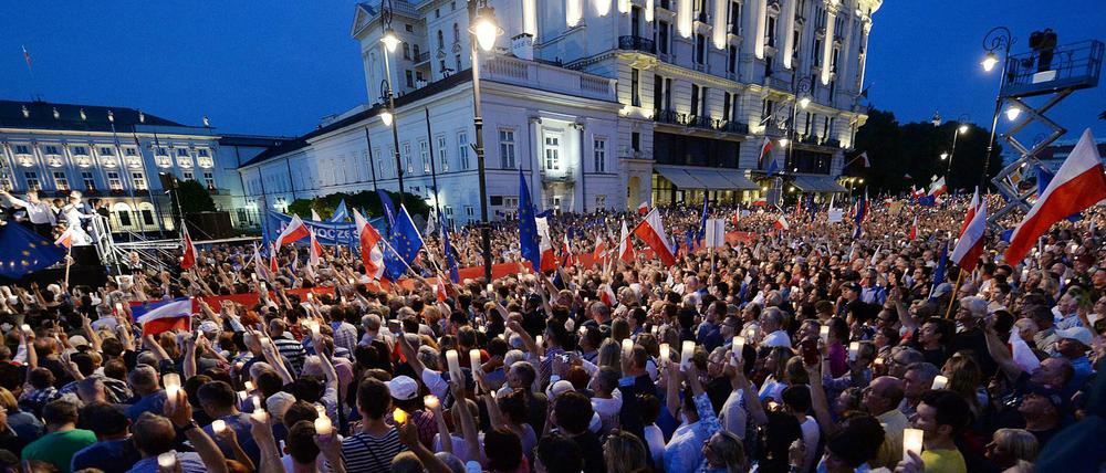 Anhänger der Opposition demonstrierten im vergangenen Jahr vor dem Präsidentenpalast in Warschau gegen die Justizreform. 