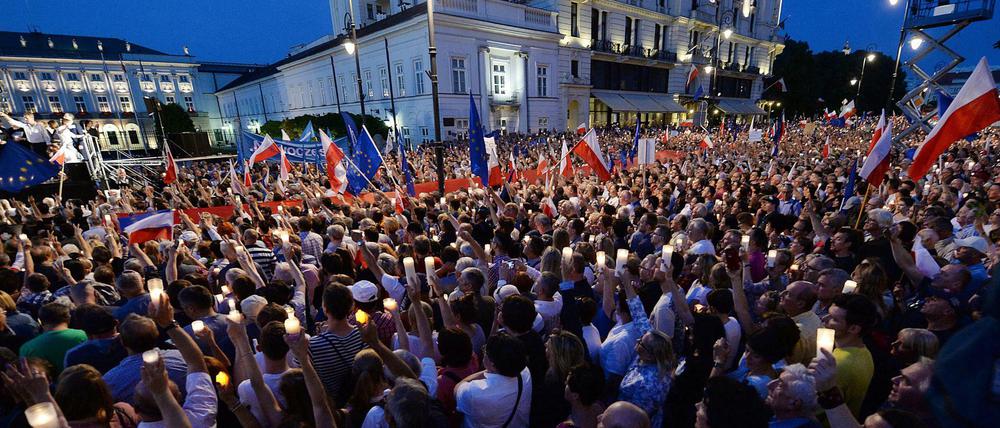 Die Massenproteste gegen die Justizreform lassen auch in den Sommerferien nicht nach, hier vor dem Präsidentenpalast in Warschau.