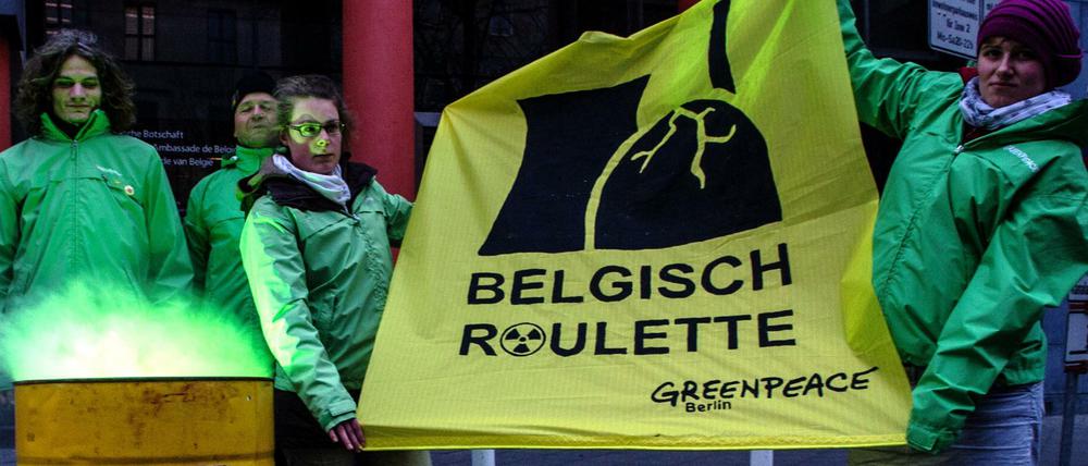 "Belgisch Roulette" steht in Berlin auf dem Transparent, das Greenpeace-Aktivisten halten. Vor dem Botschaftsgebäude von Belgien protestierten die Umweltschützer gegen die Pannenserien in den belgischen Kraftwerken Tihange und Doel. 