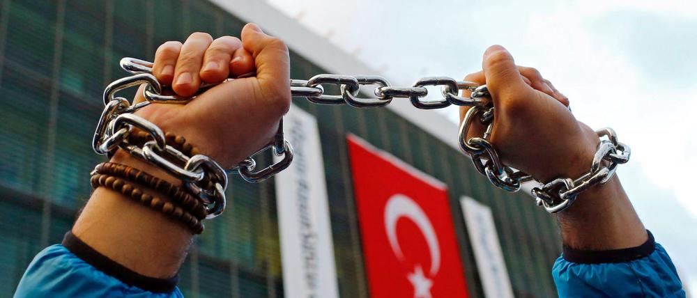 Unterstützer der Bewegung von Fethullah Gulen potestieren vor der Zeitungsredaktion Zaman in Istanbul gegen die Übernahme der oppositionellen Zeitung durch die Regierung.
