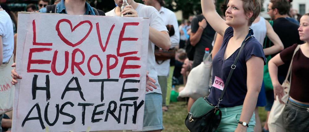 Demonstranten halten im vergangenen Sommer in Berlin Plakate mit den Aufschriften "Love Europe Hate Austerity" und "Nein zum neoliberalen alternativlos" hoch. 