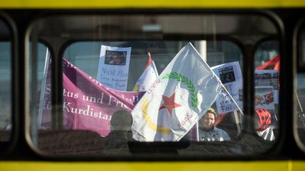 Gegenseitiges Misstrauen: Demonstranten stehen mit Fahnen der kurdischen Partei in Syrien (PYD) auf einer Protestkundgebung gegen den Besuch des türkischen Ministerpräsidenten vor dem Bundeskanzleramt in Berlin. 