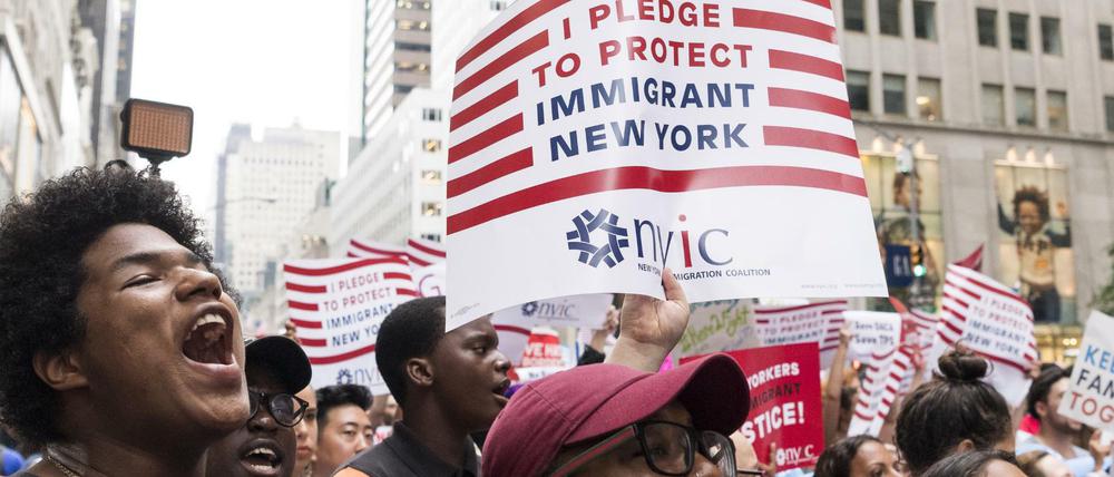 Demonstranten fordern vor dem Trump Tower in New York (USA) Schutz für Einwanderer.