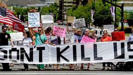 Demonstranten protestieren in Salt Lake City gegen den Gesetzesentwurf der Republikaner zur Krankenversicherung.