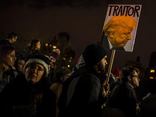 Präsident Trump will Städten, die Einwanderer vor der Abschiebung schützen, die Gelder sperren. Demonstranten nennen ihn "Verräter".