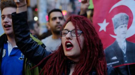 Anhänger der «Nein»-Bewegung protestieren in Istanbul mit Porträts des Staatsgründers Atatürk gegen das Ergebnis des Referendums.
