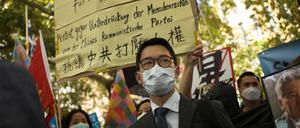 Der pro-demokratische Aktivist Nathan Law nimmt an einem Protest während des Besuchs des chinesischen Außenministers Wang Yi in Berlin teil. 