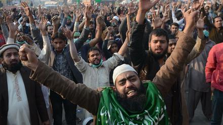 Anhänger religiöser Gruppierungen protestieren in Lahore in Solidarität mit Islamisten in Islamabad.