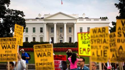 Demonstranten gegen einen Militärschlag vor dem Weißen Haus in Washington.