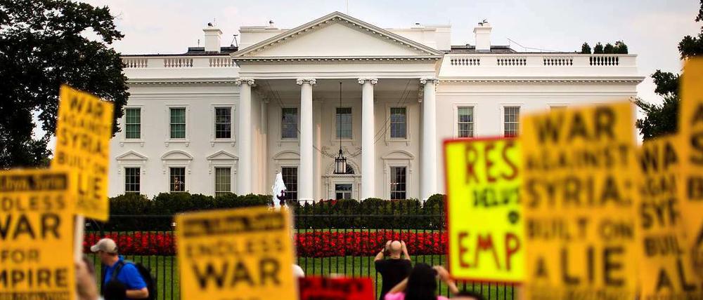 Demonstranten gegen einen Militärschlag vor dem Weißen Haus in Washington.