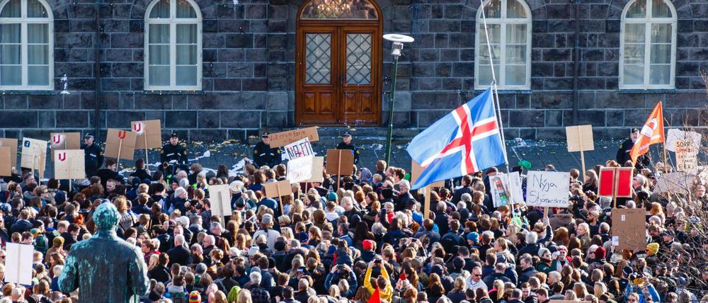 Das Volk steht vor der Tür. Zehntausende Isländer forderten den Rücktritt ihres Ministerpräsidenten. Dem blieb keine Wahl.