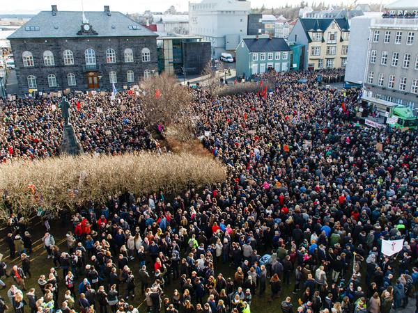 Tausende Demonstranten fordern vor dem isländischen Parlament den Rücktritt des Premierministers Sigmundur David Gunnlaugson. 