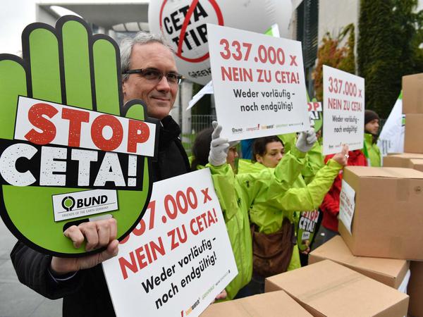 In Berlin wurde auch am Mittwoch gegen das Freihandelsabkommen demonstriert. 