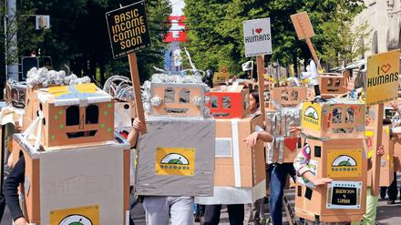 Demonstranten fordern in Zürich ein bedingungsloses Grundeinkommen. 