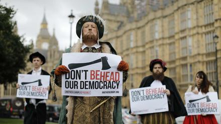 "Köpft nicht unsere Demokratie" - Demonstranten in Kleidung der Zeit Heinrichs VIII. vor dem Unterhaus.