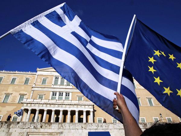 Die Fahnen Griechenlands und der EU in der Hand von Demonstranten in Athen