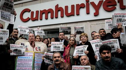 Nach den Verhaftungen zeigten sich vor der Cumhuriyet-Redaktion viele solidarisch mit den Journalisten. 