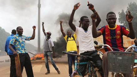Am Freitag haben sich Gegner des Militärregimes in Burkina Faso trotz eines Demonstrationsverbots immer wieder gesammelt, um ihren Widerstand gegen den Militärputsch zu zeigen. Im Hintergrund brennen Barrikaden. 