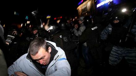 Seit Freitagabend hatten rund 10.000 Menschen in Kiew gegen den Anti-EU-Kurs des ukrainischen Präsidenten Janukowitsch demonstriert. Der Protest wurde unter Einsatz von Schlagstöcken beendet.
