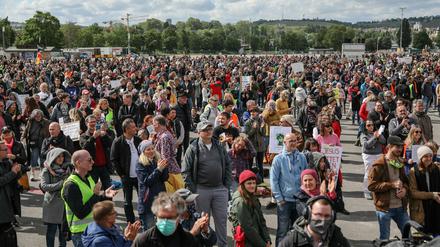 Zahlreiche Menschen protestierten trotz Pandemie am Samstag auf dem Gelände des Cannstatter Wasen in Stuttgart.