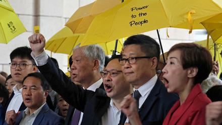Anführer der "Occupy Central"-Bewegung protestieren vor einem Gericht in Hongkong, in dem am Montag ihr Prozess begann.