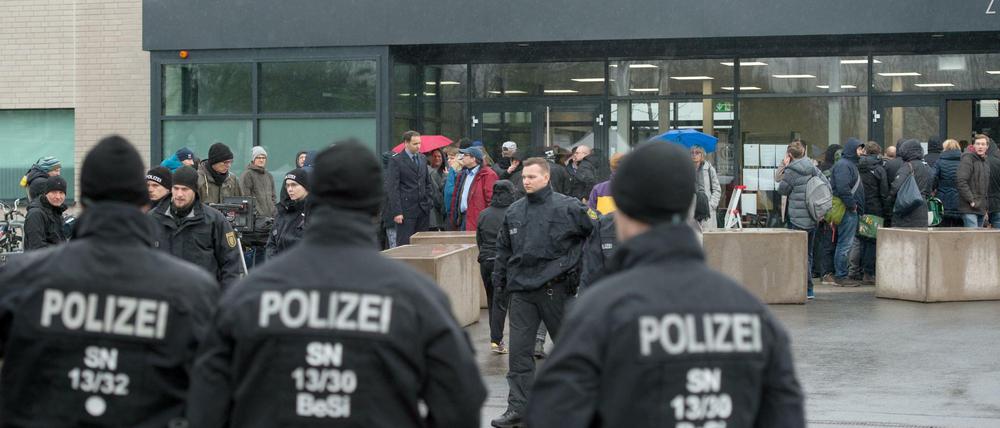 Einsatzkräfte sichern das Gerichtsgebäude des Oberlandesgerichts in Dresden. Der Sprengstoffalarm erwies sich als unbegründet.