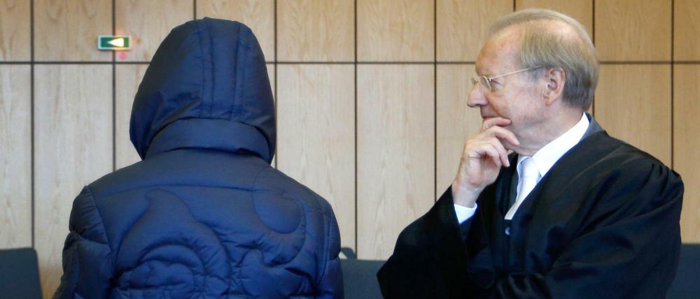 Ex-Agent Werner Mauss steht neben seinem Verteidiger Rainer Hamm (r) zum Prozessauftakt im Verhandlungssaal des Landgerichts am 26.09.2016 in Bochum.